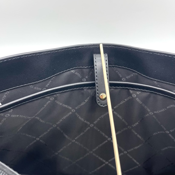 Michael Kors Large MF Pocket Shoulder Tote Bag - Picture 8 of 11